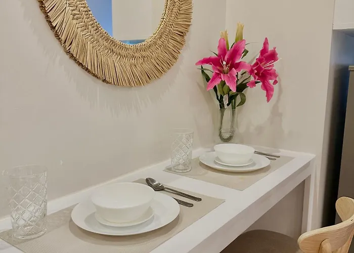 Aparthotel Le Luna Unit - Affordable Staycation Near Airport & Moa With Pool By Voyage Vista - Azure & Shore Staycation Manila