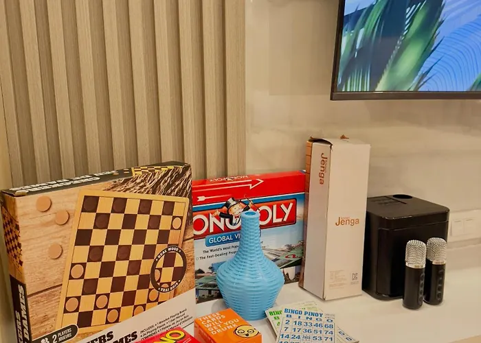 Le Luna Unit - Affordable Staycation Near Airport & Moa With Pool By Voyage Vista - Azure & Shore Staycation Manila